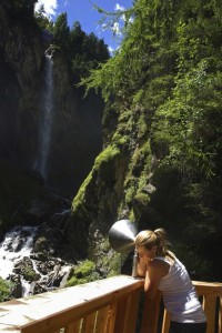 Lauschangriff im Pitztal? Nein hier ist nicht die NSA im Spiel, sondern der Trichter verstärkt wunderbar die Geräusche vom Wasserfall. Copyright: Tourismusverband Pitztal