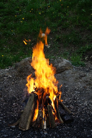 Ein mustergültiges Lagerfeuer. Outdoor Romantik pur! foto (c) Kinderoutdoor.de