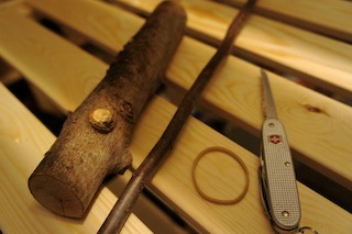 Basteln mit Kindern benötigt wenig Material: Holz, Gummi und ein Schweizer Taschenmesser möglichst mit Säge. Foto (c) Kinderoutdoor.de