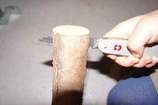 Astspaltung statt Kernspatlung. Basteln mit Kindern: Hier lernen die Kleinen den richtigen Umgang mit Werkzeug. Foto (c) KInderoutdoor.de