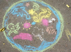 Ein Mandala der Happy Ocean Serie, wie man sieht verschönert den Gehweg ungemein.  Foto (c) Kinderoutdoor.de