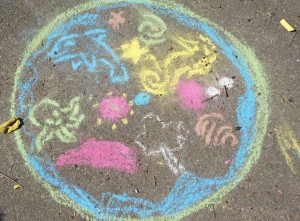 Ein Mandala der Happy Ocean Serie, wie man sieht verschönert den Gehweg ungemein. Foto (c) Kinderoutdoor.de
