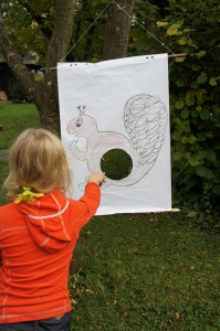 Eichhörnchen füttern, auch dieses Spiel gehört zur Indianer Schnitzeljagd beim Kindergeburtstag.  Foto (c) Kinderoutdoor.de
