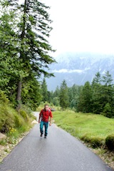 Mit dem Deuter Rucksack im Regen! Foto (c) Kinderoutdoor.de