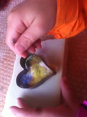 Stich für Stich geht es weiter beim Filzen mit Kindern. Foto (c) Kinderoutdoor.de