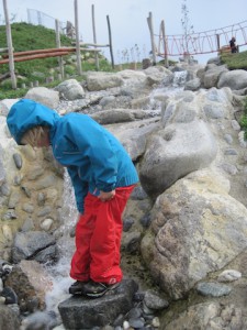 Kinderhosen wir Keksi von Finkid können eine Menge: Sie halten das Wasser ab, haben einen Lichtschutzfaktor und verschmutzen nicht so schnell. foto (c) Kinderoutdoor.de