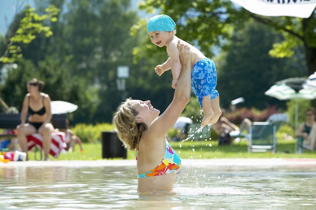 Spaß beim Urlaub mit Baby. Es kann auch so entspannt sein. Foto (c) Kinderland Rupolding Tourismus Vita Alpina