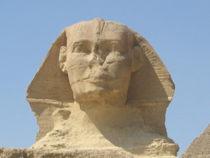 Der Günter Jauch des Altertums! Bei der Kinderschnitzeljagd stellt die Spninx den Kindern Fragen zu Ägypten. Foto (c) Elsbet / pixelio.de