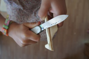 Nun schnitzt Ihr die Kanten weg. Foto (c) Kinderoutdoor.de