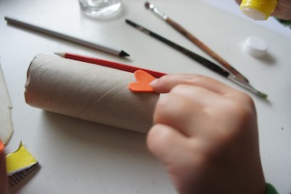 Nun die Klorolle bekleben. foto (c) kinderoutdoor.de