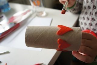 Kleben und kleben lassen! So wird eine Einladungskarte draus! Foto (c) kinderoutdoor.de