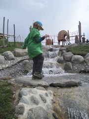 Kinder wandern in Tirol gerne, auch bei weniger gutem Wetter. Foto (c) Kinderoutdoor.de