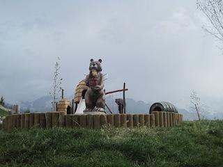 Der tut nix, der will nur spielen! Unterwegs auf Bärenjagd in Tirol. Foto(c) Kinderoutdoor.de