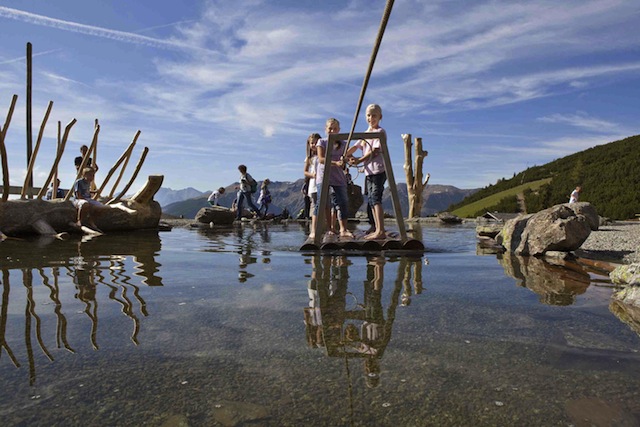 Eine Seefahrt die ist lustig! Besonders im Sarntal. Der Hufeisentour ist ein Spaß für die ganze Familie. Teil der Tour ist der Themenweg „Urlesteig – das Naturerlebnis im Sarntal“, der auf 15 Kilometern viele Abenteuer für Klein und Groß bereithält. Copyright: Marion Lafogler Bilddownload hier