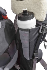 Der Vaude Experte Daniel Schmid rät, auch immer genügend zu trinken für das Kind in der Kindertrage dabei zu haben. Foto (c) Vaude