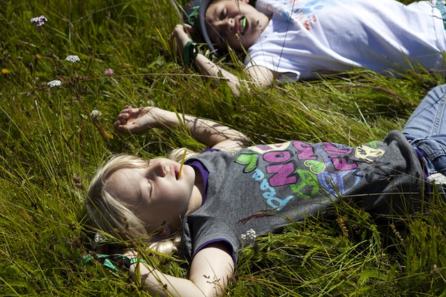 Platt und glücklich! Nachdem Röbi Klettersteig im Montafon müssen sich die Kinder erholen. Foto (c) TVB Silvretta Montafon