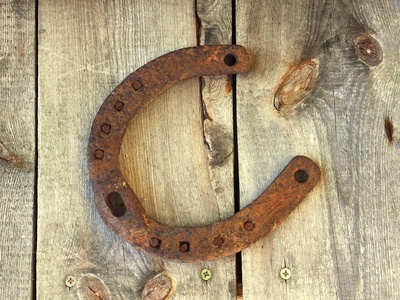 Hufeisenwerfen ist der Klassiker bei der Cowboy Schnitzeljagd. Foto (c) Angelina S........ / pixelio.de