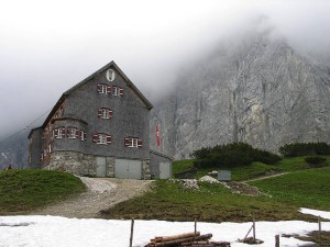 Die Falkenhütte gehört bei den DAV Hütten zu den ganz besonderen und ist für Familien geeignet. Foto: Luidger, Lizenz: Creative Commons by-sa 3.0 de
