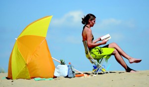 Sonnenschirm? Strandmuschel oder beides? Auf jeden ist das neue Teil von Easy Camp praktisch. foto (c) Oase Outdoors ApS