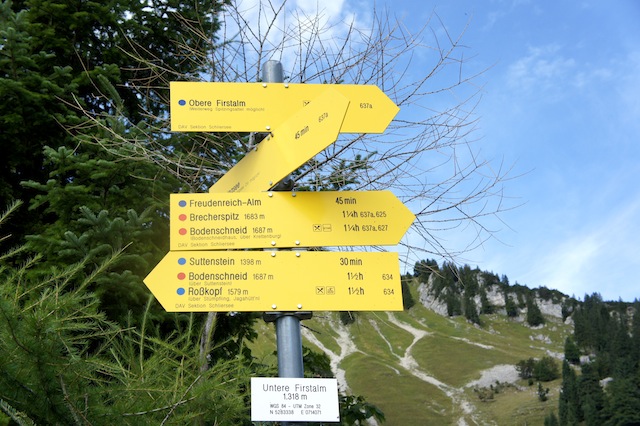 Wo geht´s lang? Beim Bergwandern bitte auf den markierten Wegen bleiben. foto (c) Kinderoutdoor.de