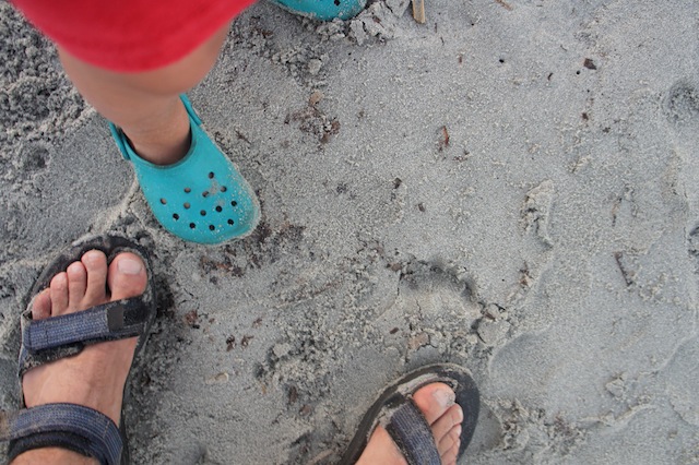 Trekkingsandalen oder Gummitreter? Was ist im Sommer besser für die Kinder? Foto (c) Kinderoutdoor.de