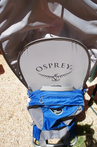 Mit wenigen Handgriffen ist der Sonnenschutz der Osprey Poco Premium einsatzklar.  Foto (c) Kinderoutdoor.de