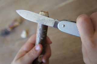 Noch schnell das Mundstück geschnitzt und es kann losgehen. Foto (c) Kinderoutdoor.de