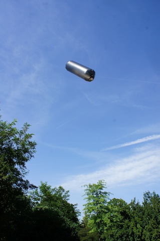 Was für ein toller Anblick. Der Zeppelin fliegt nur durch die Kraft der Sonne. Foto (c) Kinderoutdoor.de