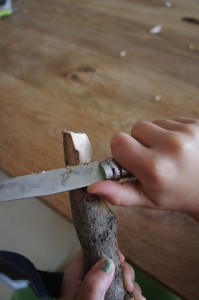 Rundet die Enden vom Kleiderbügel ab. Foto (c) Kinderoutdoor.de