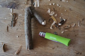 Nun den Haken an einem Ende abrunden. Foto (c) Kinderoutdoor.de