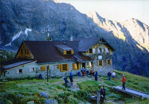 Die Geraer Hütte in den Zillertaler Alpen.  Foto: Hejkal at de.wikipediae Lizenz: Creative Commons by-sa 1.2 de