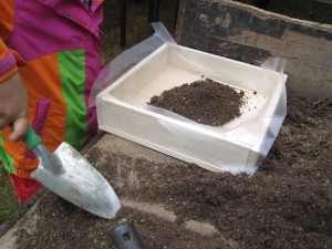 Folie rein und Erde draufschaufeln. Fertig ist das eigene Grundstück. Foto (c) Kinderoutdoor.de