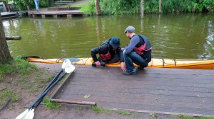 Gegenseitiges helfen gehört beim Paddeln dazu. Ein guter Einstieg ist alles. Foto (c) Steffen P.