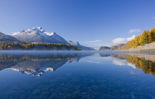 Am Silsersee beginnt die Fluss Wanderung zur Quelle vom Inn. Foto Copyright by ENGADIN St. Moritz By-line:swiss-image.ch/Christof Sonderegger