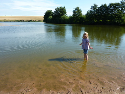 Kinder und Wasser gehören einfach zusammen. Auch bei der Schnitzeljagd. Foto (c) Bettina Stolze / pixelio.de