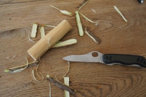 Entfernt zuerst die Rinde vom Hollunder bevor Ihr die Löcher bohrt. Foto (c) Kinderoutdoor.de