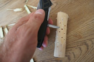 Nun bohrt die Löcher für den Teesieb. Foto (c) Kinderoutdoor.de