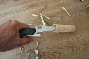 Entfernt mit der Klinge und der Säge vorsichtig das Mark sowie das Holz.  Foto (c) kinderoutdoor.de