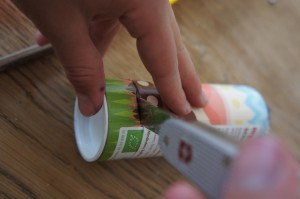 Nun schneidet Ihr das Gehäuse für unser Kinderspiel aus.  Foto (c) Kinderoutdoor.de