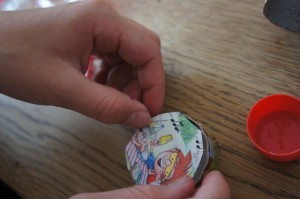 Jetzt das Bild in die Papprolle einkleben. Foto (c) Kinderoutdoor.de