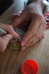 Nun ein kleines Loch im Kinderspiel freischaben. Dort hinein gehört die Kugel. Foto (c) Kinderoutdoor.de