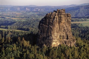 Der Falkenstein in der Sächsischen Schweiz hat Kletterrouten für jedes Können. Na ja, fast jedes.... Foto: Falkenstein © Creative commons BY-SA 3.0