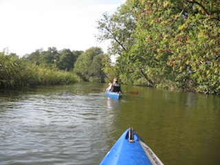Die Wakenitz ist der Amazonas des Nordens und ideal für erste Familienpaddeltouren. Foto (c) kinderoutdoor.de