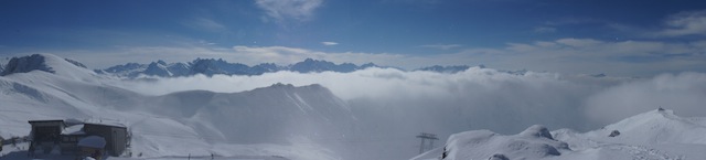 Ganz in weiß! Skifahren ist ein Genuss: Wenn die Ausrüstung und stimmt. Foto (c) Kinderoutdoor.de