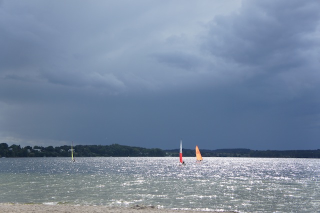 Perfektes Outdoorer-Wetter am Plöner See. Zum Glück ist der Kinderwagen Bob Revolution Pro seefest. foto (c) kinderoutdoor.de