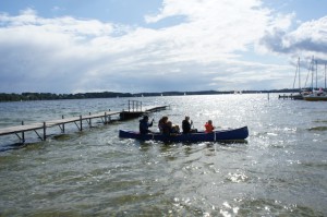 Leinen los und der Kinderwagen Bob Revoultion Pro ist mit im Kanu. Foto (c) kinderoutdoor.de