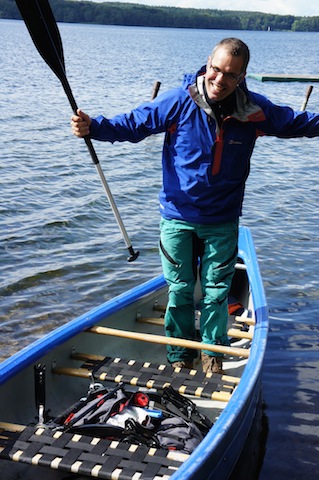 Klein zusammengefaltet passt der Kinderwagen Bob Revolution Pro in das Kanu. Weil er nur 12,8 Kg leer wiegt, bekommt das Kanu keinen erheblichen Tiefgang. foto (c) kinderoutdoor.de