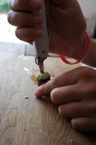 Nun die Löcher von den Holzperlen bohren. Foto (c) kinderoutdoor.de