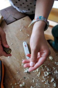 Nun fädelt Ihr die die geschnitzten Holzperlen auf. Foto (c) kinderoutdoor.de