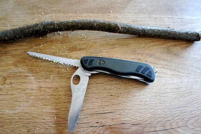 An die Messer! Diese zwei Sachen braucht Ihr zum Schnitzen von einem Buttermesser. Foto (c) kinderoutdoor.de